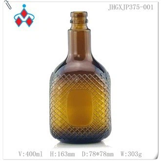 Brun flaske med spiritus af glas